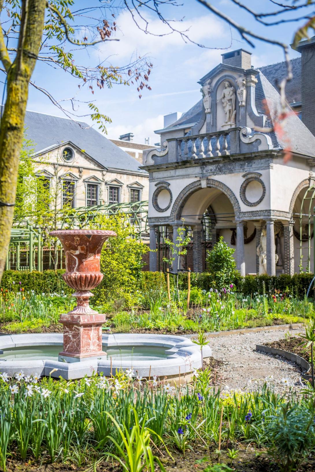 Tuin van het Rubenshuis met bloemen en fontein