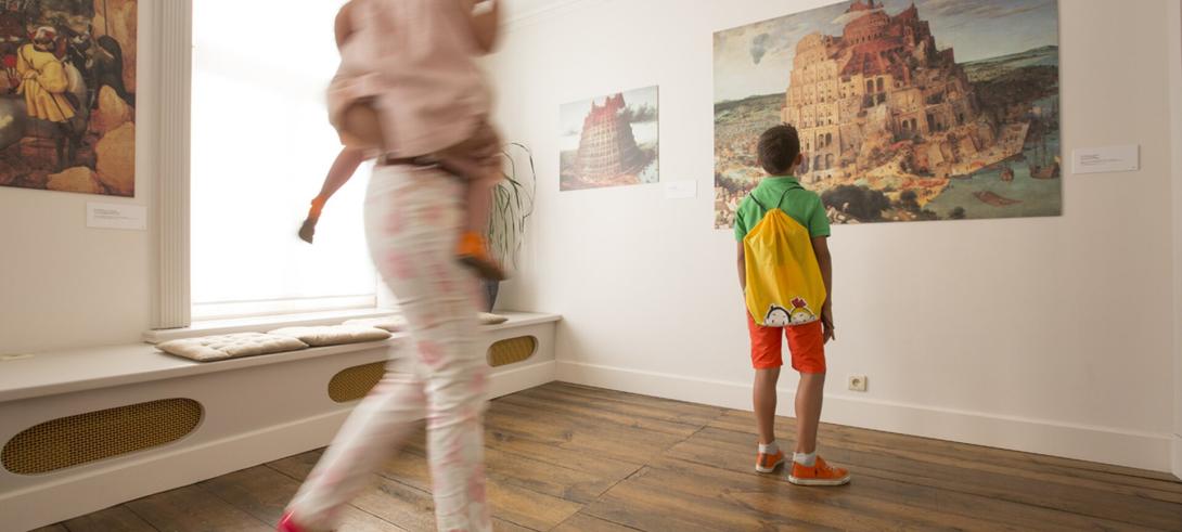 kind kijkt naar werk van Bruegel in het museum