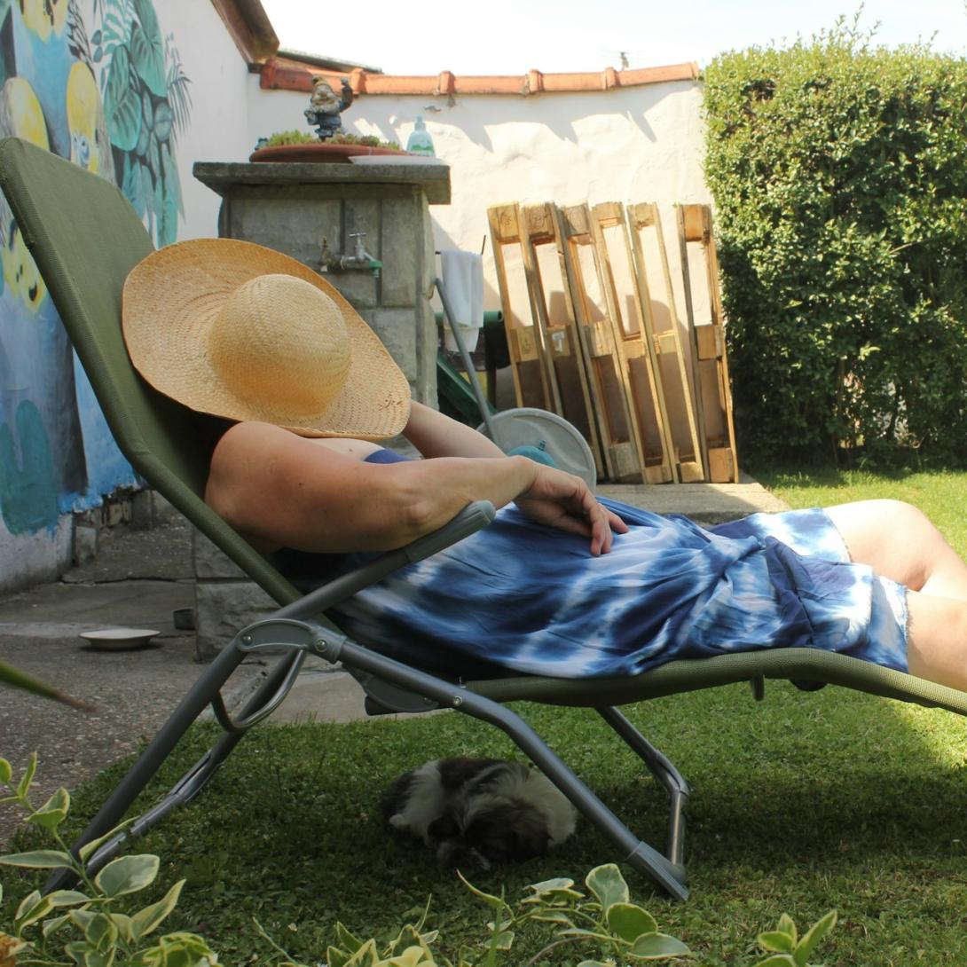 Vrouw rust in de tuin