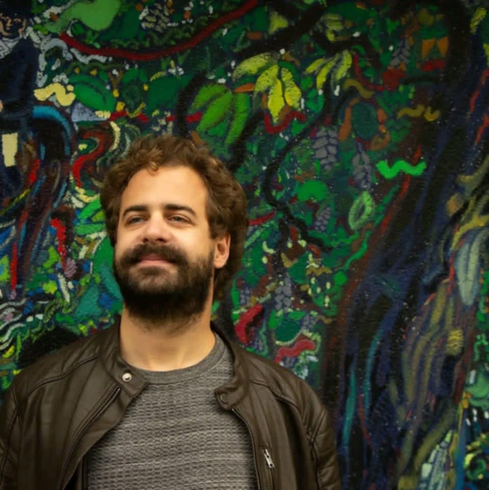 Portret van Gert Vanlerberghe die poseert voor een schilderij