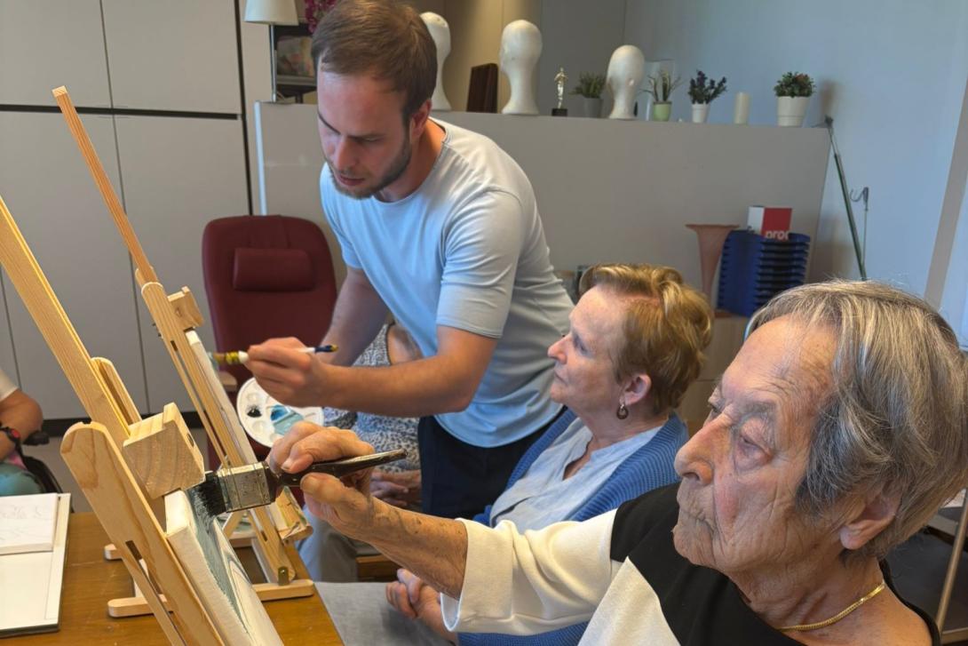 groep deelnemers aan het schilderen in workshop Herschilderingen