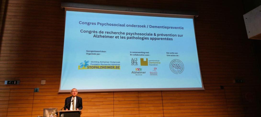 Frank Vandenbroucke presenteert tijdens dementiecongres