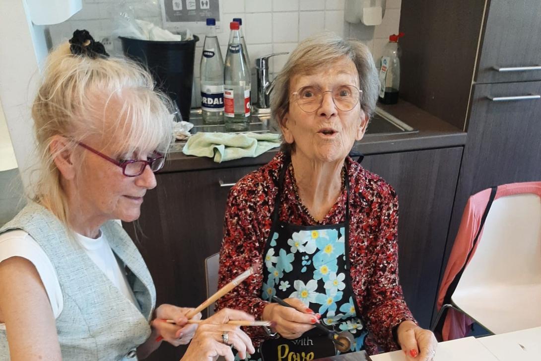 Enthousiaste deelnemer Herschilderingen kijkt blij in de lens