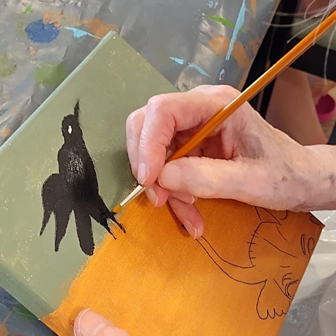 Schilderende hand werkt vogel af 