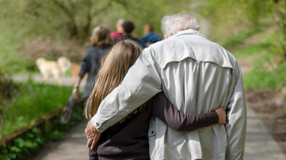 Oudere man en kleindochter wandelen samen
