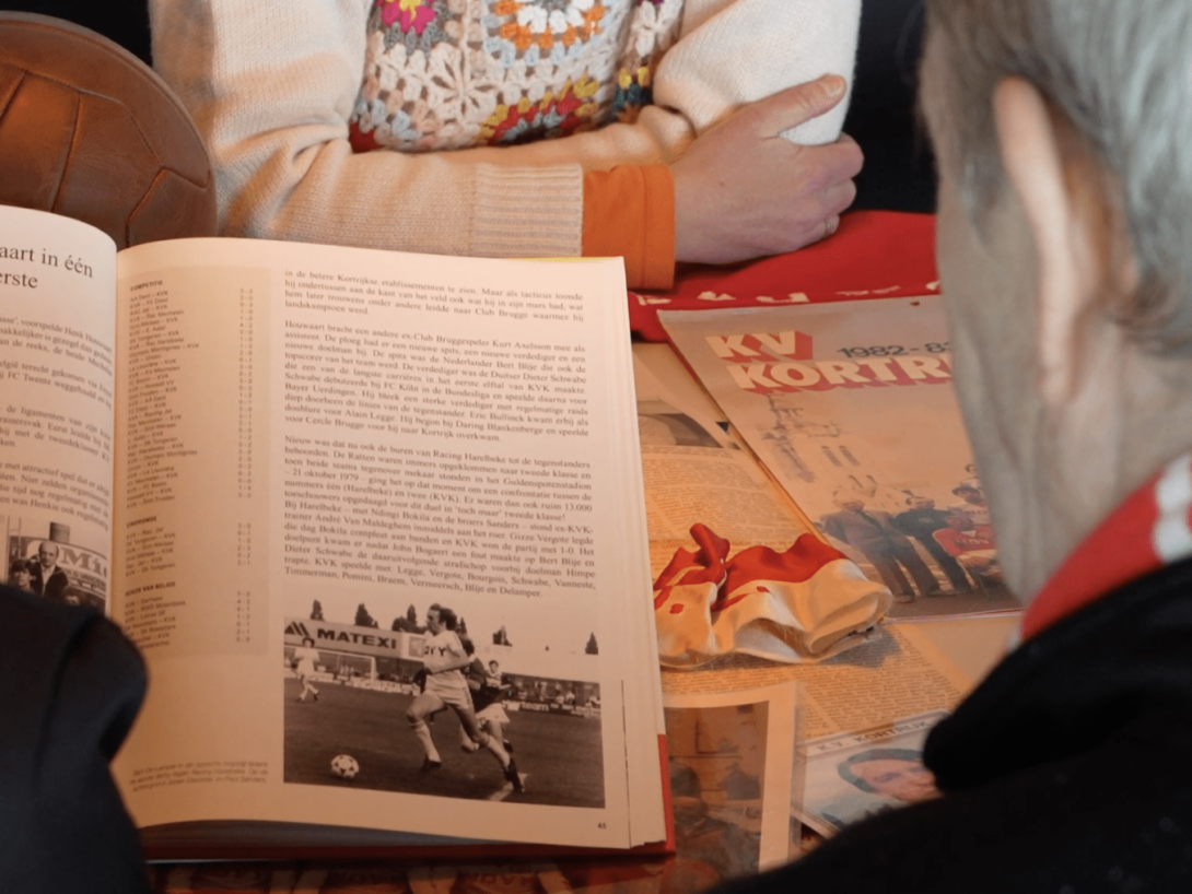 Deelnemers kijken in boeken