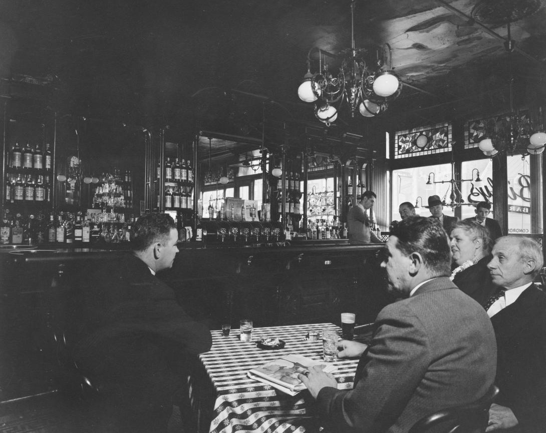 zwart wit foto van mannen op cafe