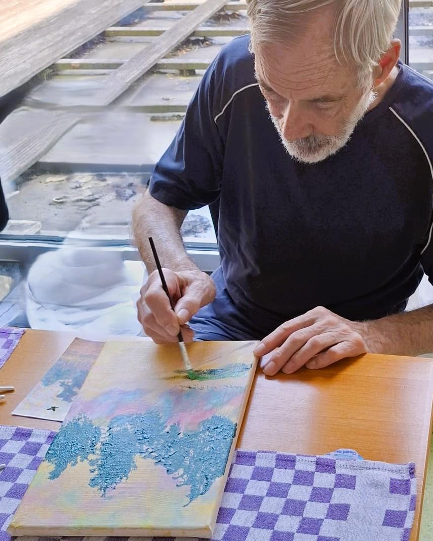 Man aan het werk tijdens workshop Herschilderingen