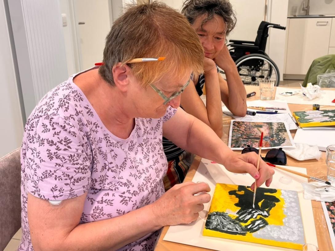 Dame aan het werk in workshop Herschilderingen