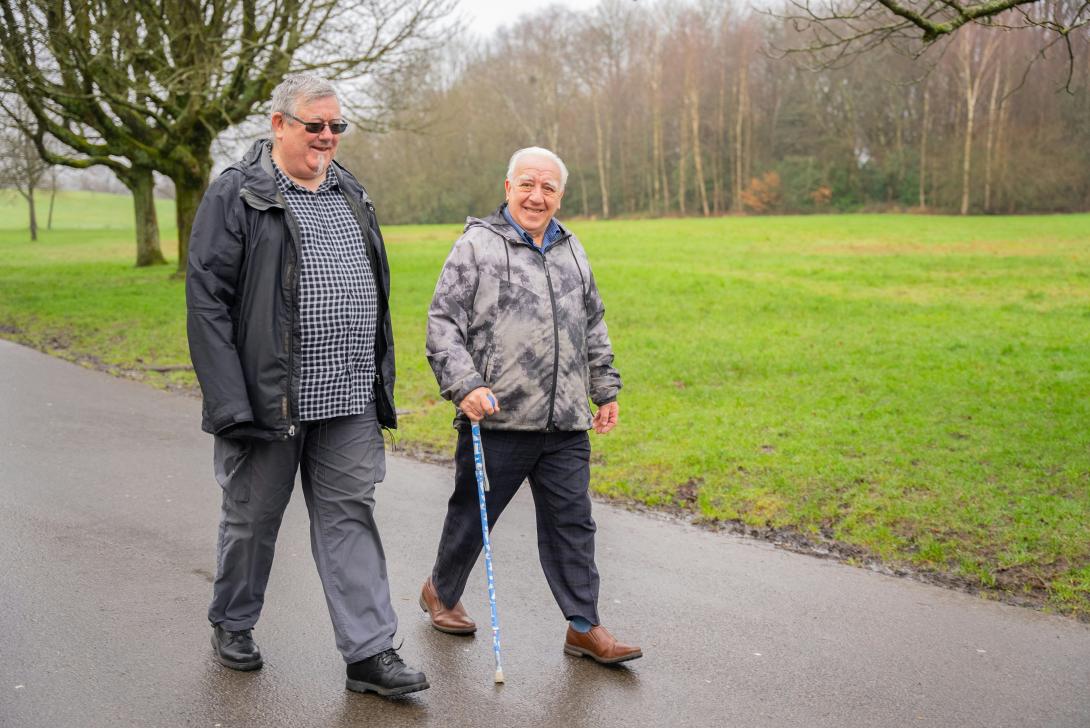 Twee heren wandelen in het park