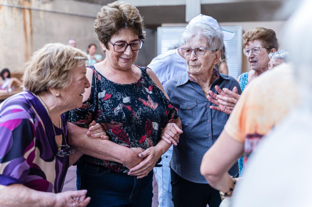 Drie vrouwen arm in arm